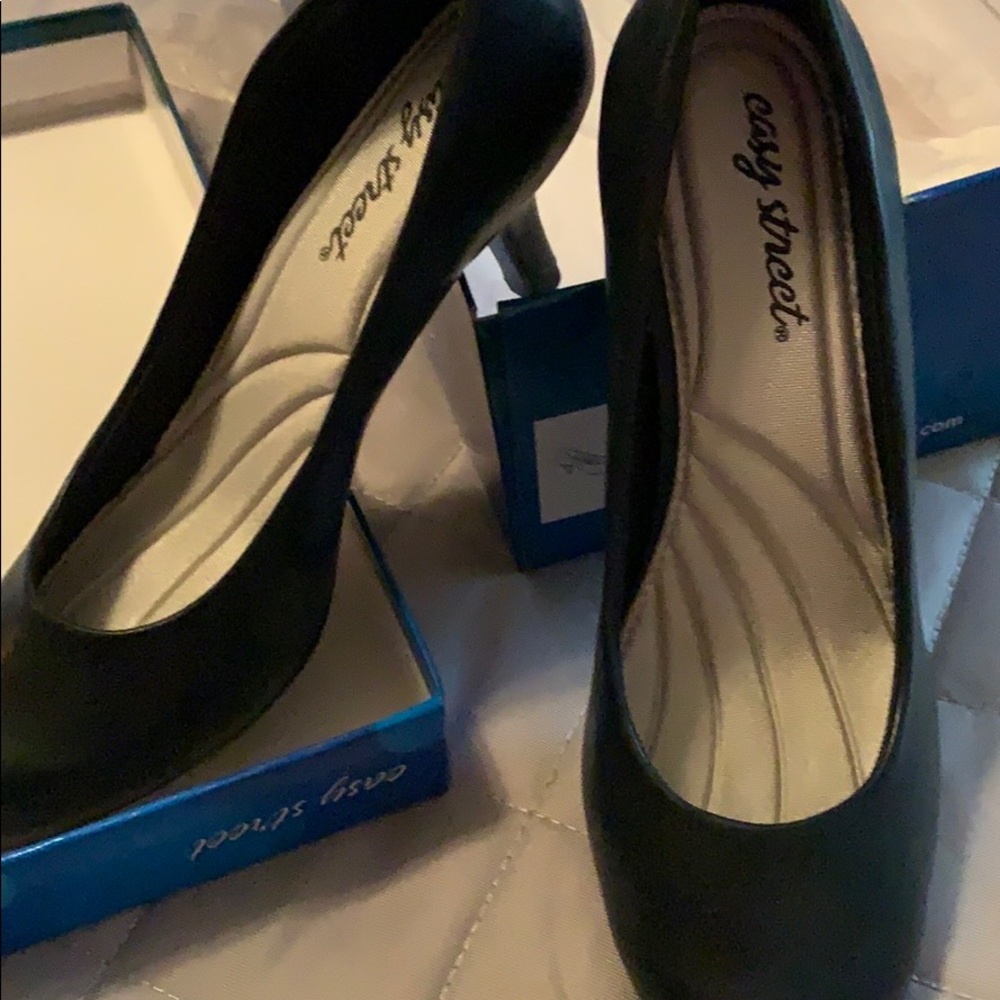 Easy Street “Passion” style heels NIB